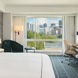 Zimmer mit Kingsize-Bett